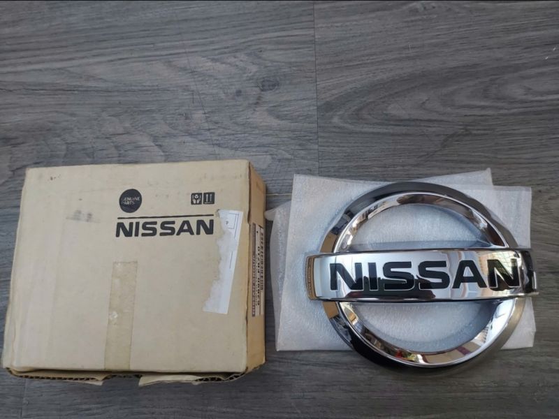 Logo mặt calang Navara 62890-EB710