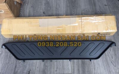 Ốp đen dưới biển số Navara 85065-EB70A