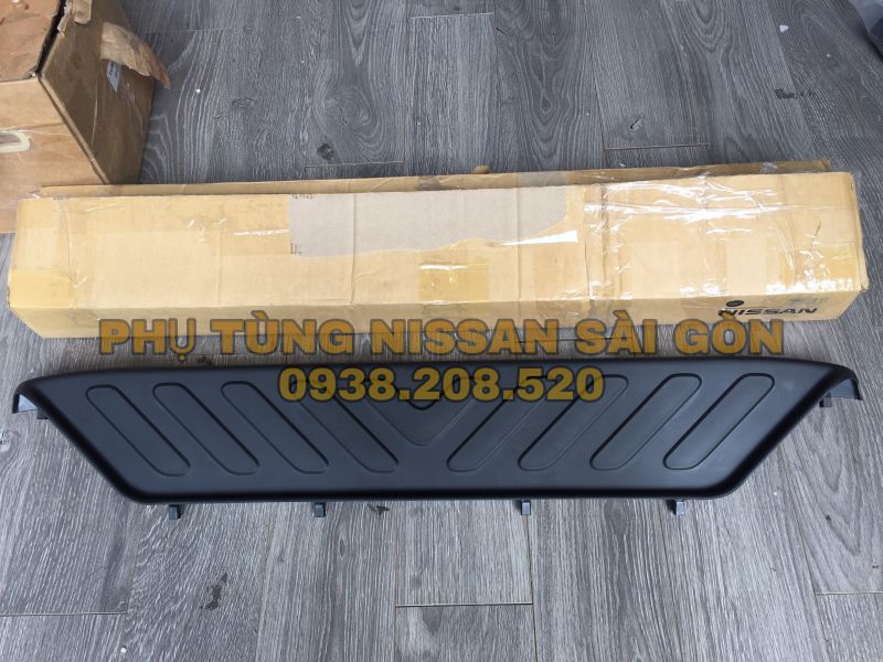 Ốp đen dưới biển số Navara 85065-EB70A