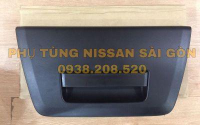 Tay mở cửa thùng sau Navara 90606-EB705