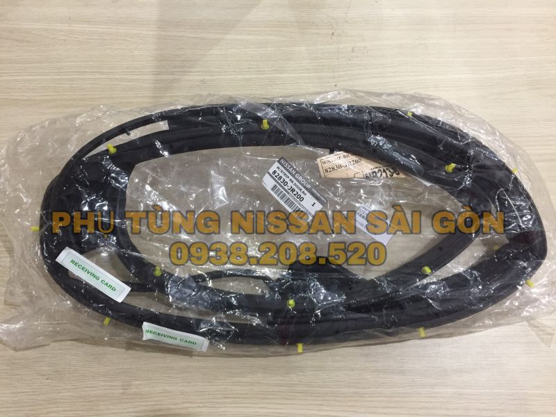 Ron cánh cửa sau bên phải Navara 82830-JR200