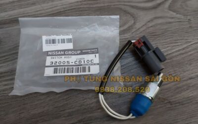 Công tắc đèn báo de (báo lùi) Navara và Urvan 32005-CD10C