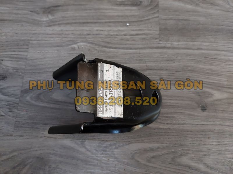 Bass bắt xương đầu xe bên phải Navara và Terra 95112-JR70A