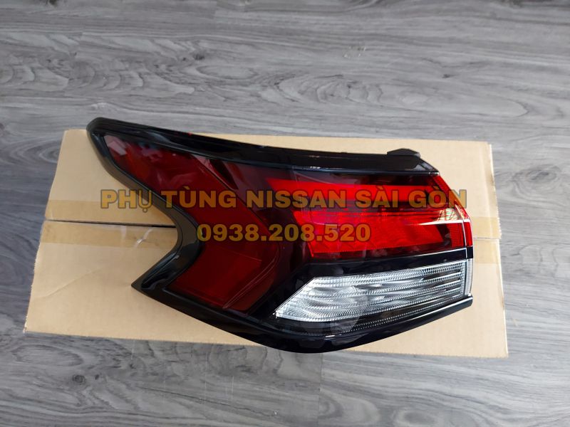 Đèn hậu trên vè bên trái Almera (Bên ngoài) 26559-5EK0A