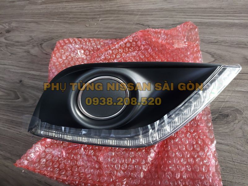 Ốp đèn cản trước bên phải có led Sunny