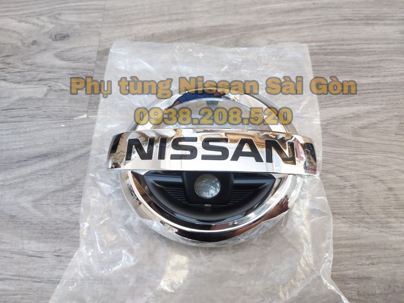 Logo mặt calang có lỗ camera X-Trail 62890-4BA0A và 62890-4BA1A