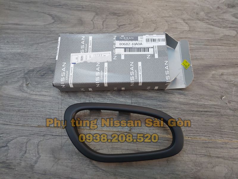 Viền tay nắm cửa trong màu đen trước phải Navara và Terra 80682-4JA0A