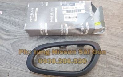 Viền tay nắm cửa trong màu đen trước trái Navara và Terra 80683-4JA0A