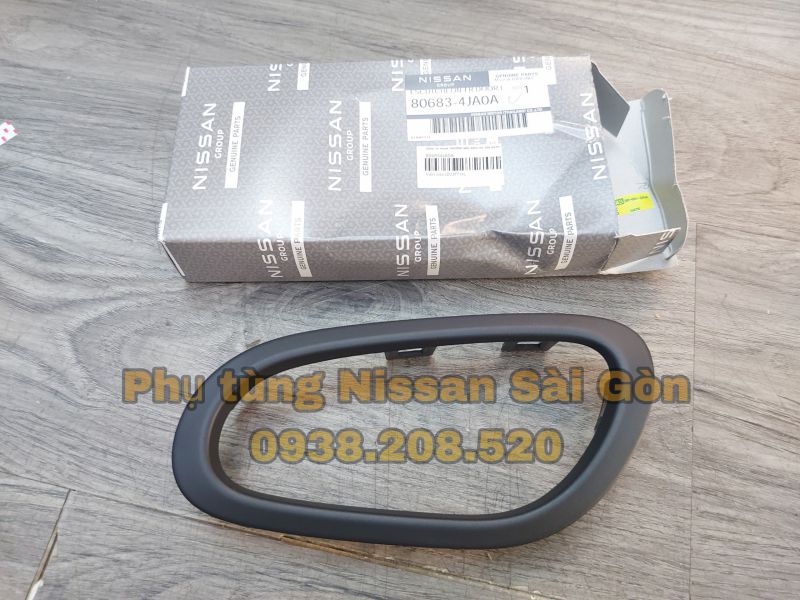 Viền tay nắm cửa trong màu đen trước trái Navara và Terra 80683-4JA0A
