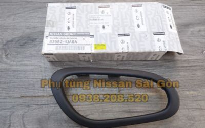 Viền tay nắm cửa trong màu đen sau phải Navara và Terra 82682-4JA0A