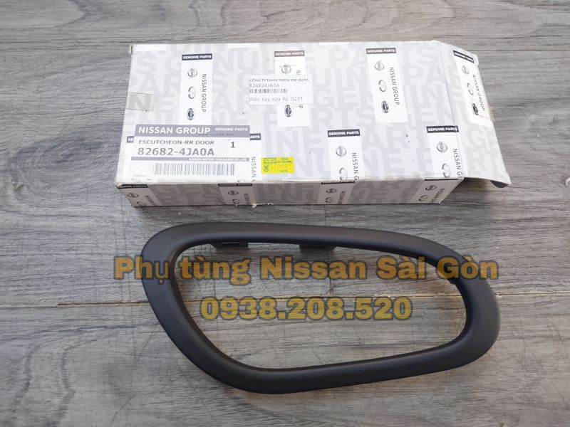 Viền tay nắm cửa trong màu đen sau phải Navara và Terra 82682-4JA0A