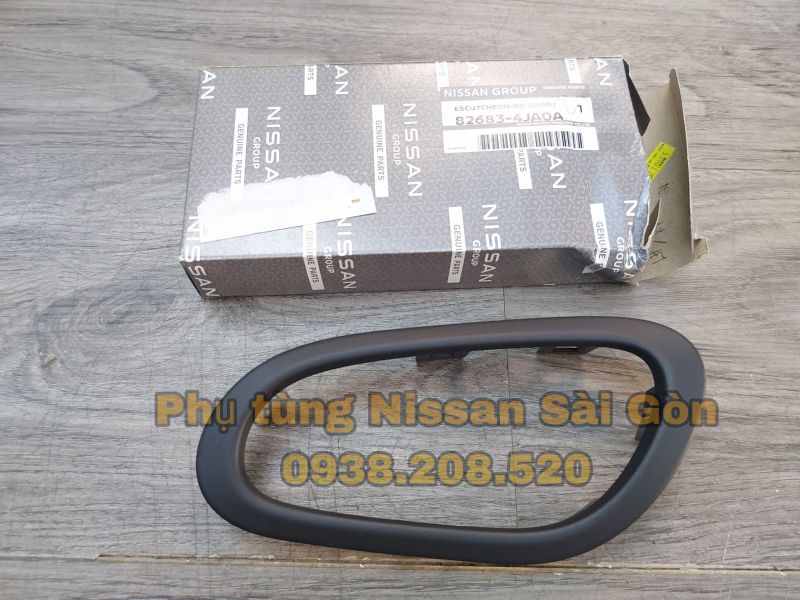 Viền tay nắm cửa trong màu đen sau trái Navara và Terra 82683-4JA0A