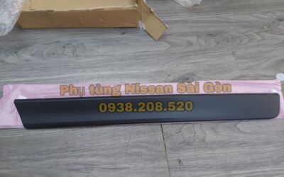 Ốp đen cánh cửa sau bên trái X-Trail 82877-4CE0A và 82877-4BA0A