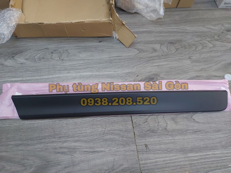 Ốp đen cánh cửa sau bên trái X-Trail 82877-4CE0A và 82877-4BA0A