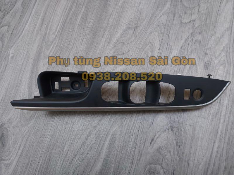 Ốp chỗ công tắc tổng Navara và Terra (Bản cao) 80961-4JF3A