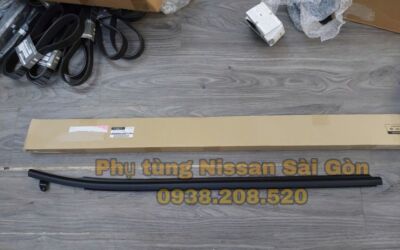 Nẹp chân kính cửa trước bên phải 370Z 80820-1EA0B