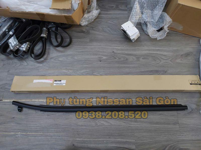 Nẹp chân kính cửa trước bên phải 370Z 80820-1EA0B