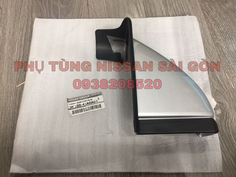 Ốp bệ bước chân trước bên phải Navara và Terra 96100-4JA0A02