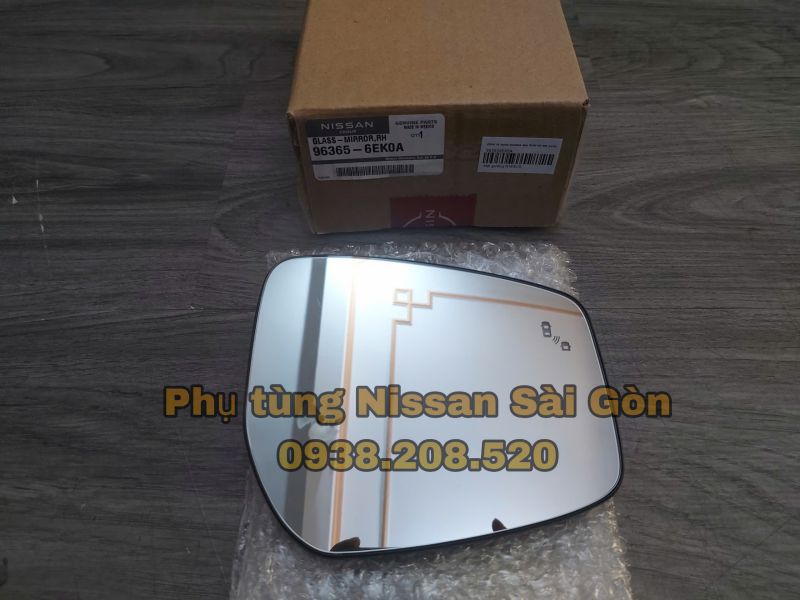 Mặt gương bên phải có cảnh báo Almera 96365-6EK0A