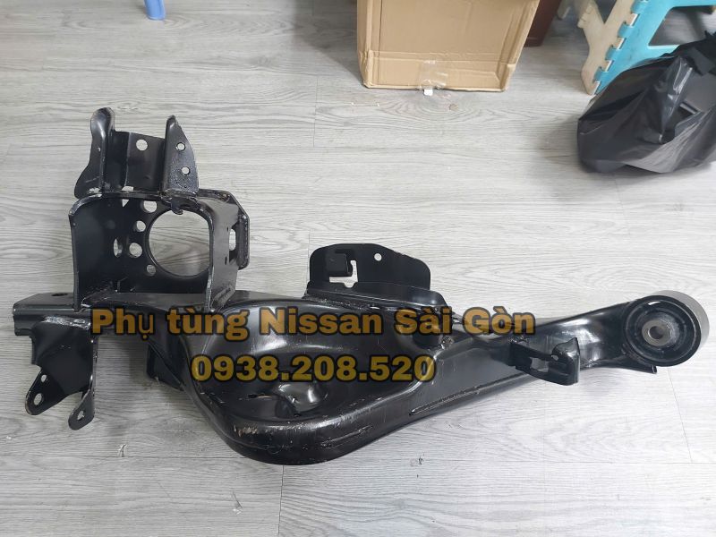 Giá bắt cụm bi moay ơ sau bên trái X-Trail 55502-4CA0D và 55502-4CA1D