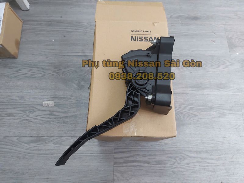 Bàn đạp chân ga Navara 18002-EA000