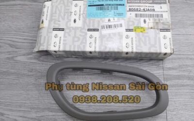 Viền tay nắm cửa trong màu xám trước phải Navara và Terra 80682-4JA0B