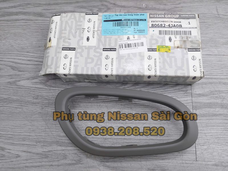 Viền tay nắm cửa trong màu xám trước phải Navara và Terra 80682-4JA0B