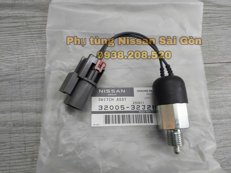 Công tắc đèn báo de (báo lùi) Urvan 32005-32J2B